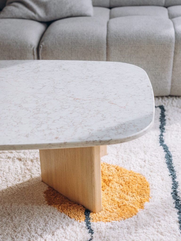 table basse en Silestone et chêne massif arrondi Épure Mobilier